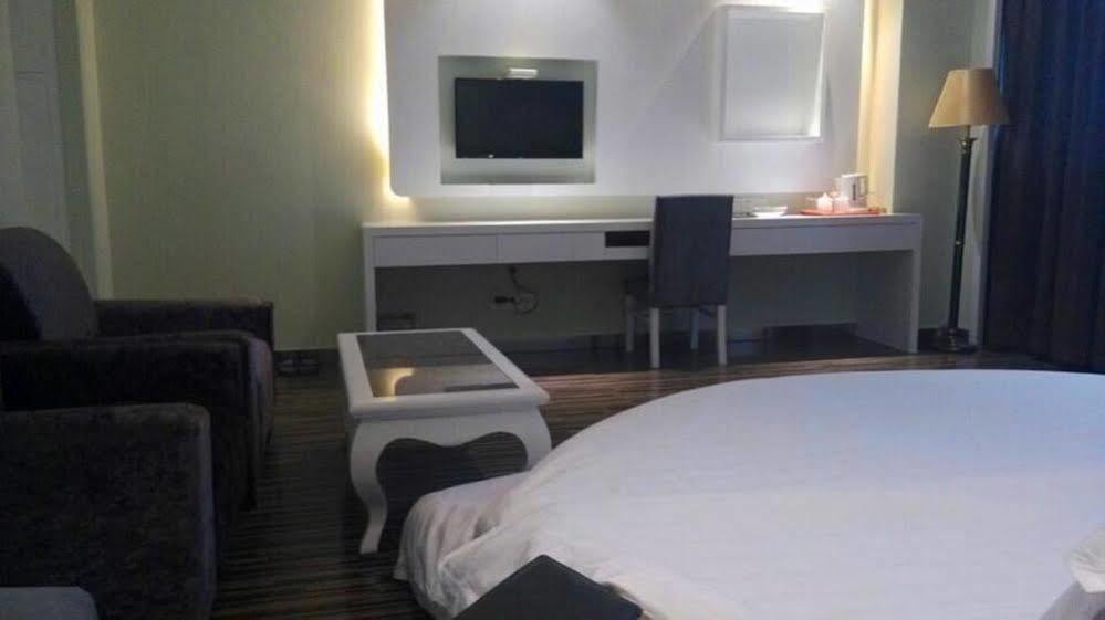 New Zhongxun Business Hotel Yueyang エクステリア 写真